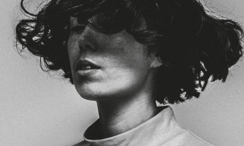 Kelly Lee Owens: un’imperdibile data italiana per presentare dal vivo l’ultimo album “Inner Song”. Il video di 